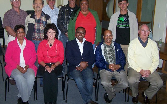 Die DA Gansbaai-tak se nuutverkose Bestuur, met agter vlnr Kris Jooste, Alec Kitley, Marius de Wit, Ryan Murtz, Linda Ndevu en Maynhard van Niekerk. Voor vlnr is rdl Moira Opperman, Riana de Coning, Musizole Mnqasela (Provincial MP), Cll Rudolph Smith (Deputy Mayor of the Overstrand) en rdl Dudley Coetzee.